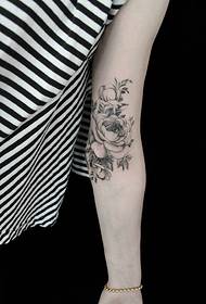 naoružajte cvijet tintom Uzorak tetovaže je vrlo lijep