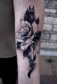 brazo rosa puñal patrón negro tatuaxe gris