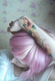 menina braço encantador flor tatuagem figura
