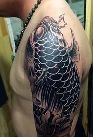 大臂经典帅气的黑白鲤鱼纹身图案