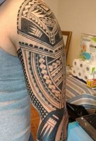 Motif de tatouage de totem tribal de bras de fleur de main gauche des hommes
