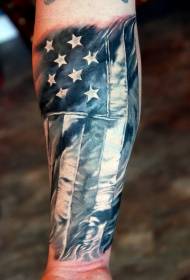 Tattoo i flamurit amerikan në krahun e Patriotit