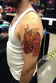 muška lijeva ruka velika ruka crvena kaciga kao tetovaža slika