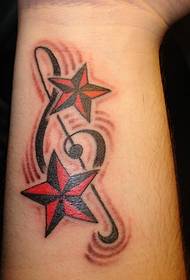 црвена црна звијезда с петокраком на руци руке и музички симбол тетоважа слике