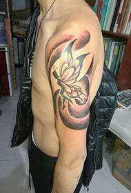um padrão de tatuagem de libélula braço engraçado