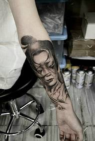 flere tatoveringsdesign for ung arm