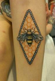 팔에 꿀벌과 하이브 문신 패턴