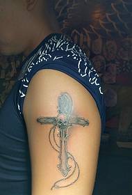 Arm kors tatuering mönster är mycket attraktiv