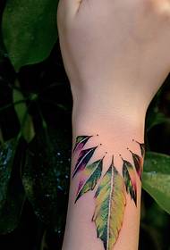 roka zaļo lapu tetovējums modelis ir ļoti skaists