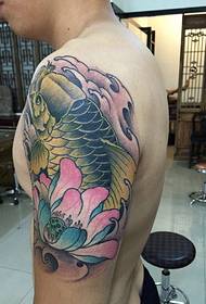 carpa de loto e ouro combinada coa tatuaxe de brazo grande