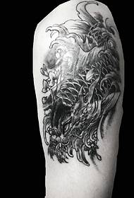 pola tato squid lengan hitam dan putih tradisional klasik