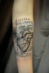 手臂心脏和字母黑灰纹身图案