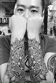 tatuagem de totem de costura de braço duplo masculino