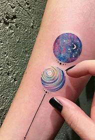een groep kosmische lolly's met dezelfde armtattoo-tatoeage