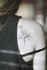 djevojke ramena i ruke na osvježavajućem tetovaži uzorka temperamenta