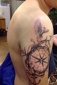käsivarsi klassinen, kestävä kompassi-tatuointikuvio
