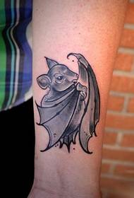 lindo patrón de tatuaje de murciélago en el brazo