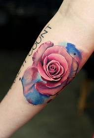 fermosa tatuaje de rosa da acuarela no brazo