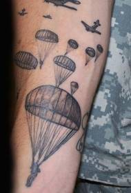 repülőgép és ejtőernyős kar tetoválás minta