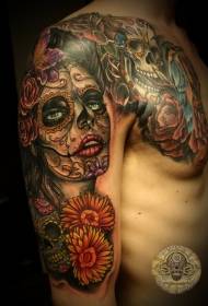 अर्ध्या मेक्सिकन स्कलफ्लोवर्स आणि मृत्यू मुलीने टॅटूचा नमुना पेंट केला