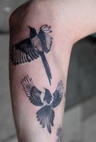 dvě magie létající na tetování paže