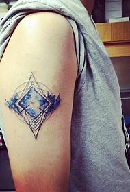 рамо геометрия красива синя звездно боядисана татуировка