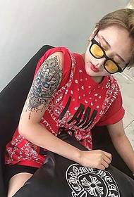 röd flicka arm personlighet totem tatuering bild