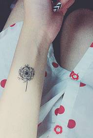 ramię małe świeże liście tatuaż wzór piękne świeże