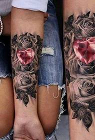 fermosa rosa no brazo feminino Patrón de tatuaxe