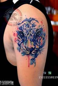Teste padrão azul da tatuagem do leopardo do braço