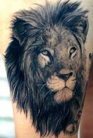 cabeza de león negro gris brazo tatuaje patrón