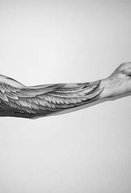 팔 천사 날개 문신 사진