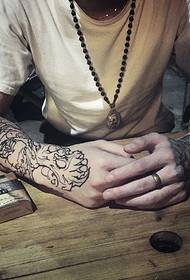 Modni fantje z dvojno roko čeden totemski tatoo