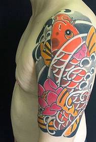 Malaki ang isa na may isang pattern ng panlalaki na pulang squid tattoo
