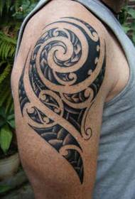 красивий татем татуювання чоловік на руці