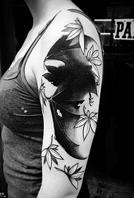 Padrão de tatuagem de morcego e folha de bordo grande braço