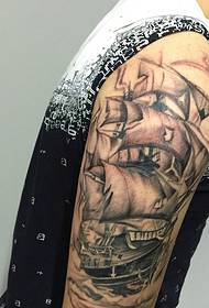手臂黑灰欧美帆船纹身图案