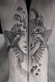 prešívané rameno čierne sivé tetovanie