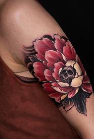 ranką, tatuiruotą pagal gėlių tatuiruotės modelį