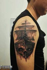 padrão de tatuagem de navio fantasma de braço