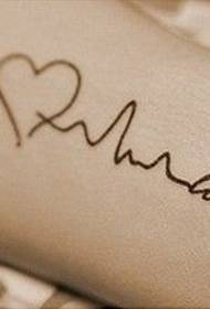 kaunis EKG-tatuointi ranteessa