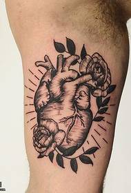 modèle de tatouage coeur gros bras