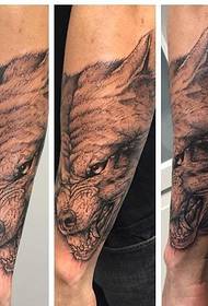 手臂上凶猛狼头纹身图案