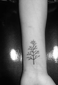 brațează un mic model de tatuaj de copac simplu și rafinat
