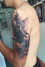 Motif de tatouage noir et blanc à gros bras de lotus et de calmar