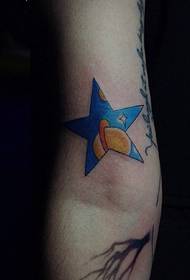 手臂彩色五角星纹身图案有个性