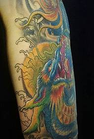 O patrón de tatuaxe de dragón de dragón de cores é moi fermoso