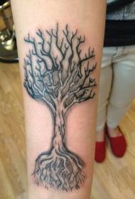 zakoreninjen drevesni tatoo vzorec na roki