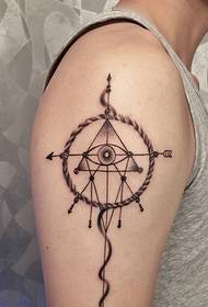 plusieurs motifs géométriques formés par un tatouage créatif au bras