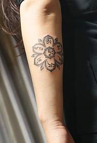 Tibetan tattoo tattoo pattern hidden in the arm knee